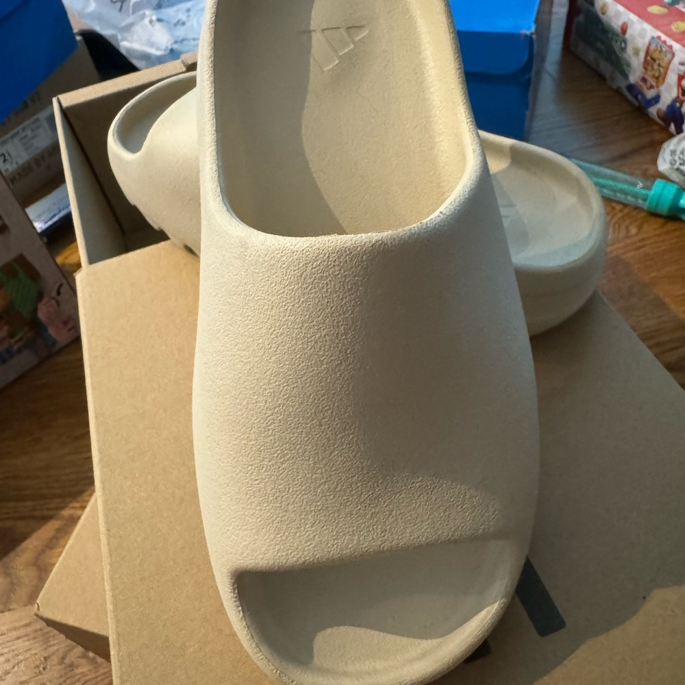 💯 Authentic Yeezy Slides kids size 2 in like new condition! - Picture 3 of 3